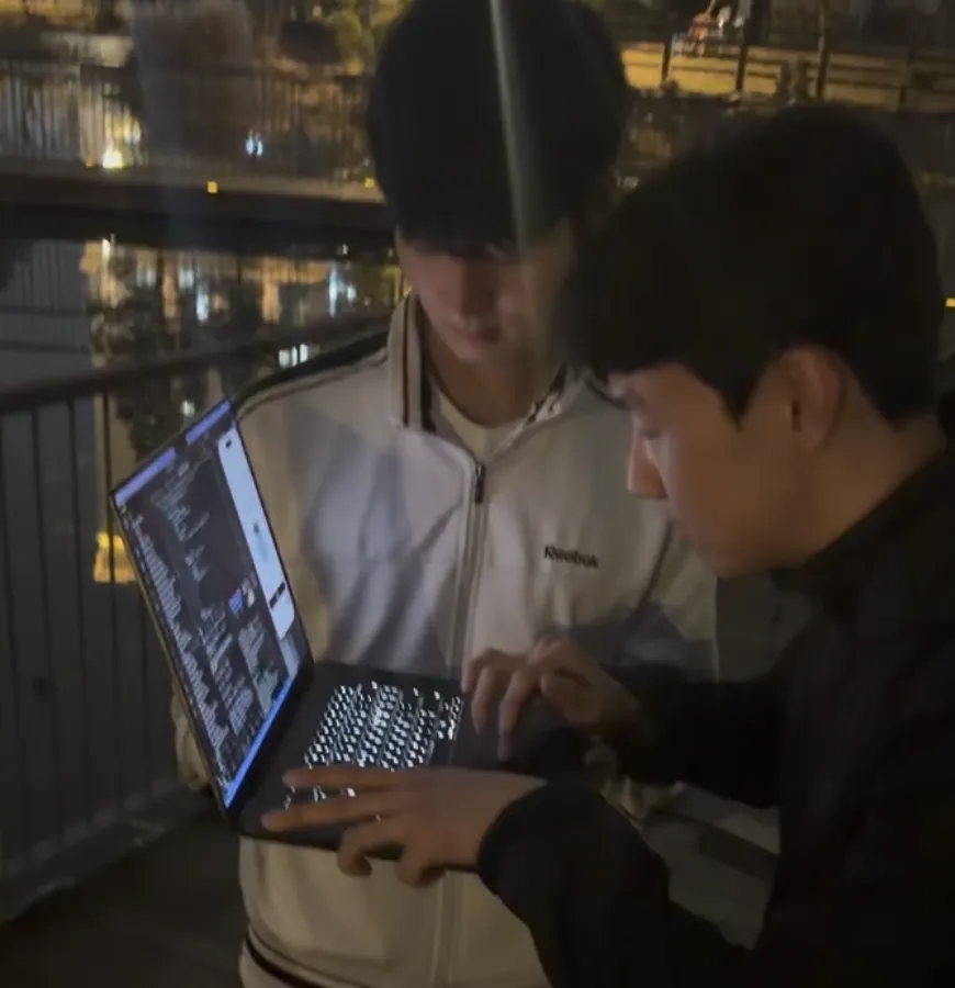 석준 오빠를 책상처럼 쓰고있는 의민