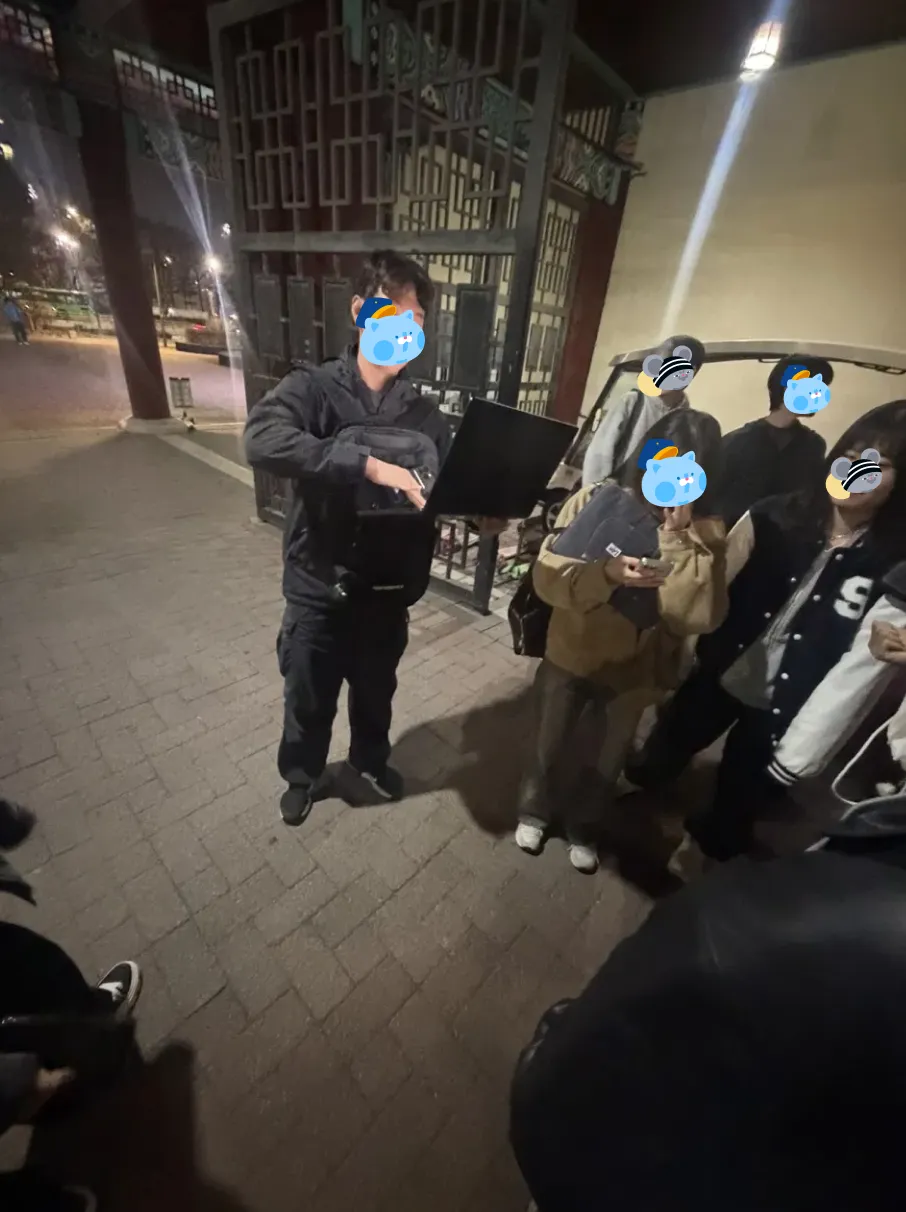 혼자 주섬주섬 노트북을 꺼내는 의민